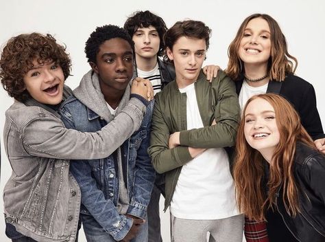 Stranger things cast photoshoots #strangerthings #milliebobbybrown #sadiesink #finnwolfhard #gatenmatarazzo #noahschnapp #calebmclaughlin #strangerthingscast Stranger Things 2017, The Cast Of Stranger Things, Cast Of Stranger Things, Stranger Things Funko Pop, Stranger Things Premiere, Stranger Things Kids, Stranger Things Actors, Stranger Things Have Happened, St Cast