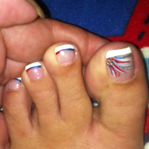 4th of July pedi. Love this. #beauty #nails 4th July Toe Nails, 4th Of July Toes Designs, Patriotic Toe Nails, Gel Toe Nails Ideas, Patriotic Pedicure, July Gel Nails, 4th Of July Gel Nails, 4th Of July Toes, Gel Nails Toes