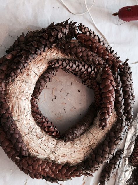 Dekoratívne Vence, Pine Cone Wreath, Pinecone Crafts, Cone Wreath, Pine Cone Decorations, Noel Diy, Pinecone Wreath, Cones Crafts, Pine Cone Crafts