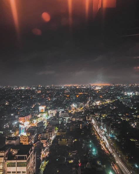 Night life in Kolkata it's different from Delhi or Mumbai. There's a different charm in this city.  And this is shot using the Nightscape… City Photography Night, Delhi Aesthetic, Night Traffic, Delhi City, Photography Night, Mumbai City, City Night, Cute Simple Wallpapers, Night Scene