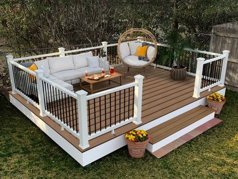 Looking for freestanding deck designs & plans for your backyard? Trex compiled a list of freestanding deck ideas so you can visualize your dream outdoor space. Small Trex Front Porch Ideas, Trex Front Porch, Deck Design Plans, Sitting Ideas, Freestanding Deck, Front Porch Deck, Yard Deck, House Front Porch, Deck Designs