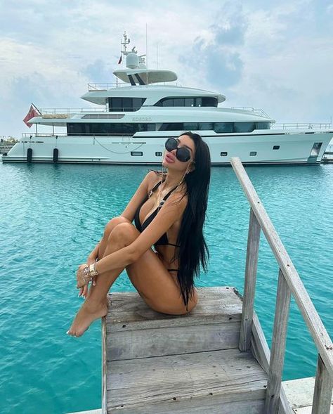 🌴CHLOE KHAN🌴 on Instagram: "🐬🧘‍♀️ If the water is calm , the boat is calm .If your thoughts are calm , your life is calm ……………………………………………………… Ps I’m all or nothing , full makeup or zero . I don’t have a middle ground ✌🏽" Chloe Khan, Full Makeup, Beach Vacay, All Or Nothing, Maldives, Chloe, Fitness Motivation, Instagram