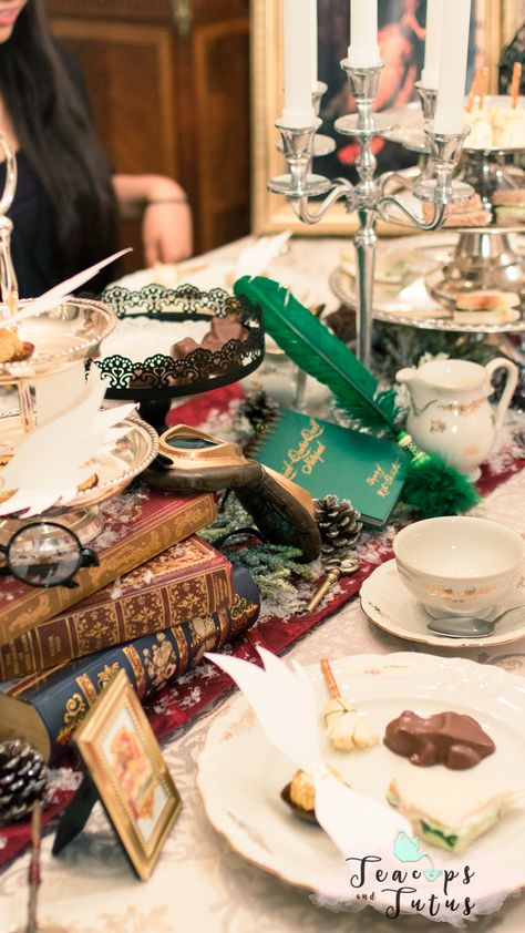 Harry Potter Themed Table Setting, Harry Potter Christmas Table Setting, Harry Potter Dinner Party Table Settings, Harry Potter Dinner Table, Harry Potter Table Setting, Harry Potter Dining Hall Party, Slytherin Party, Harry Potter Feast, Harry Potter Tea Party