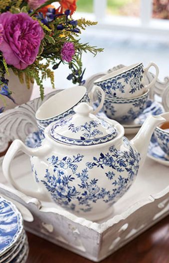 Blue and White China Tea Time Blue And White Tablescapes, Tea Kettles, Tanah Liat, Beautiful Tea, Blue And White Porcelain, Blue And White China, Teapots And Cups, White China, My Cup Of Tea