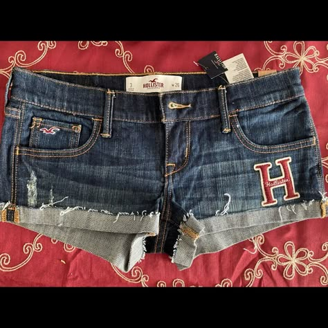 Hollister Jean Shorts Women’s Size 3 New With Tag 2000s Shorts, 2000s Hollister, Y2k Low Rise Jeans, Inner Monster, Hollister Clothes, Jean Shorts Women, Low Rise Jean Shorts, Vintage Hollister, Hollister Jean Shorts