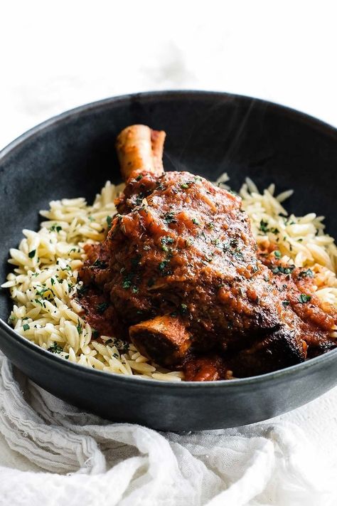 Best Lamb Shank Recipe, Braised Lamb Chops, Braised Leg Of Lamb, Braised Lamb Shanks Recipe, Roasted Lamb Shanks, Lamb Shanks Slow Cooker, Lamb Roast Recipe, Sauce Burger, Lamb Shank Recipe