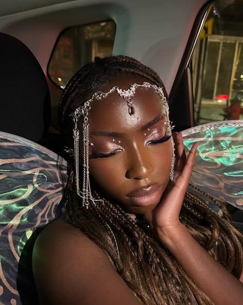 Halloween makeup look Fairy Gem Makeup, Elvish Makeup Ideas, Fairy Makeup Black Women, Spring Fairy Makeup, Dark Fairy Costume Makeup, Fairy Garden Makeup, Enchanted Makeup Looks, Natural Fairy Makeup, Cool Makeup Looks Creative Halloween