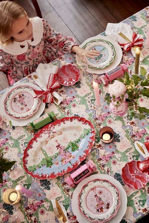 Christmas Table Settings 2024, Whimsical Christmas Tablescapes, Whimsical Christmas Table Setting Ideas, Retro Christmas Tablescapes, Christmas Serving Table, Pink And Red Christmas Decor, Pink Christmas Table, Cath Kidston Christmas, Deco Pastel