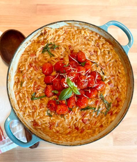 One Pot Orzo alla Vodka One Pot Orzo, One Pot Wonder, Alla Vodka, Orzo Recipes, Vodka Sauce, Pasta Gnocchi, Food Blogging, The Runaway, Orzo Pasta