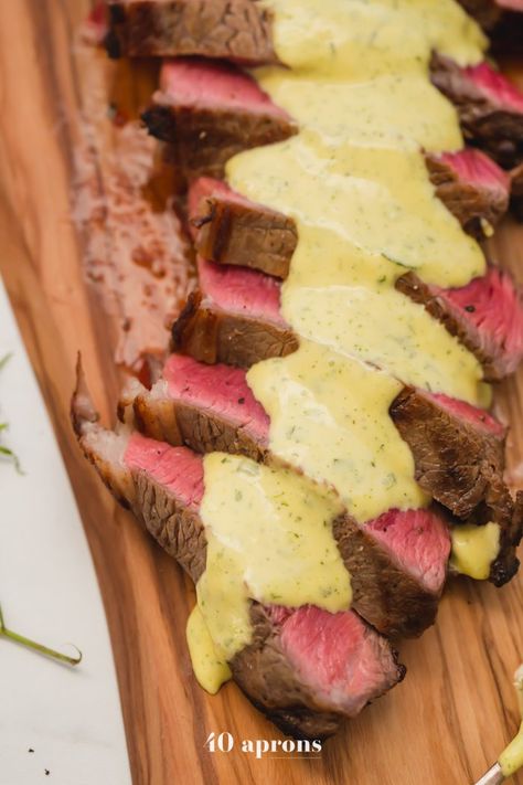 This steak with Whole30 bearnaise sauce is the perfect Whole30 date night dinner: perfectly seared medium-rare steak topped with a super rich Whole30 bearnaise sauce infused with shallots and fresh tarragon. You'll love how elegant this steak with Whole30 bearnaise sauce tastes and how quick and easy it is! Total knockout. #whole30 #whole30recipes #whole30approved #paleo #valentinesday #steak #lactosefree #paleorecipes On The Go Dinners, Clean Eating On The Go, Breakfast Clean Eating, Paleo Steak, Béarnaise Sauce, Sauce Béarnaise, Eating On The Go, Seared Salmon Recipes, Skirt Steak Recipes