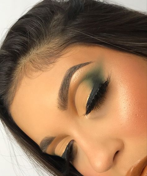 Make verde com cut e fita de glitter 🤍✨ . #instagram #makeup #makeuplover #pinterest #cilios #maquiagem #brasil #loveyourself #like #aesthetic Make Com Glitter, Like Aesthetic, Eye Makeup Techniques, Verde Lima, Instagram Makeup, Makeup Techniques, Makeup Lover, Eye Makeup, Glitter