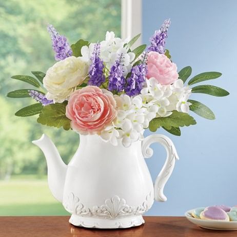 Teapot Centerpiece Wedding, Teapot Centerpiece, Tea Party Centerpieces, Teapot Crafts, Bridal Tea Party, Vase Display, Pot Crafts, Bridal Tea, Flowers Arrangements