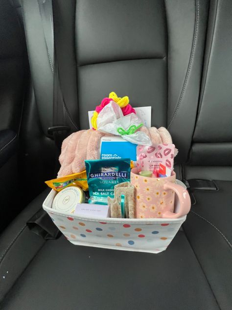 Small Baskets Gifts, Tiny Gift Basket Ideas, 5 Below Gift Basket, Volleyball Basket Gift Ideas, Target Gift Basket Ideas, Gift Baskets For Teens, Sick Basket, Cute Birthday Baskets, Aesthetic Gift Basket