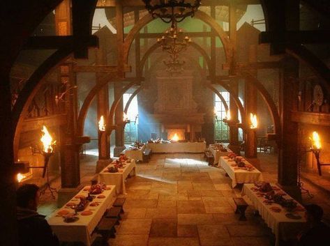 CASTLE LEOCH, THE GREAT HALL - (Set) Castle Style Homes, Castle Leoch, Outlander Film, The Fiery Cross, Fantasy Rooms, English Country Style, Great Hall, Country Style Decor, Epic Story