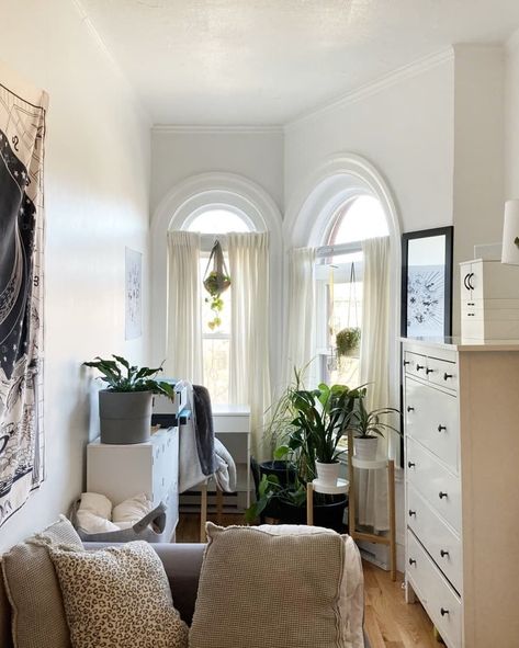 Narrow Room, Small Scale Furniture, Micro Studio, Tiny Studio Apartments, Narrow Rooms, Narrow Living Room, Micro Apartment, Studio Apt, Studio Apartment Layout