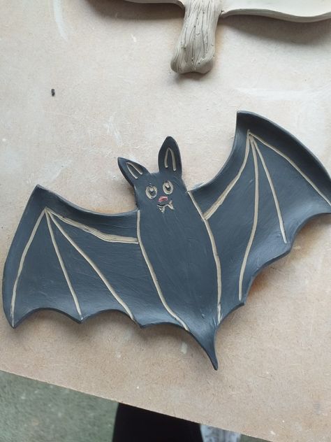 Autumn Ceramics Ideas, Halloween Ceramics Pottery, Spooky Clay Projects, Fall Pottery Ideas, Halloween Pottery Ideas, Bat Ceramic, Halloween Ceramics, Clay Halloween, Bat Wall