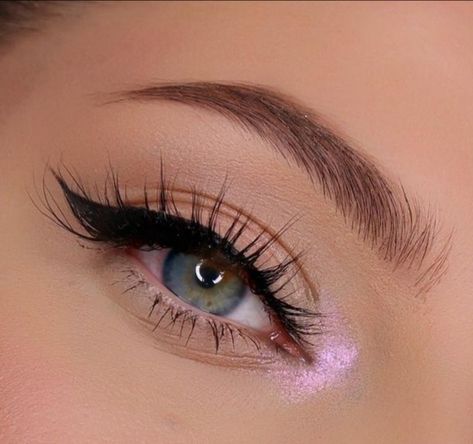 Pink Eyeliner Makeup Looks, Hoco 2023, Pink Eyeliner, Creepy Makeup, Rose Makeup, Eye Makeup Pictures, Christmas Makeup, No Eyeliner Makeup, Daily Makeup