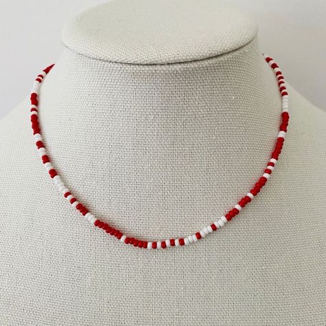 Beaded Jewelry Seed Beads, Red Seed Bead Jewelry, Diy Red Jewelry, Tiny Beads Necklace, White And Red Bracelets, Red And White Accessories, Necklace Bead Patterns, Red Black And White Beaded Necklace, Red And White Beaded Necklace