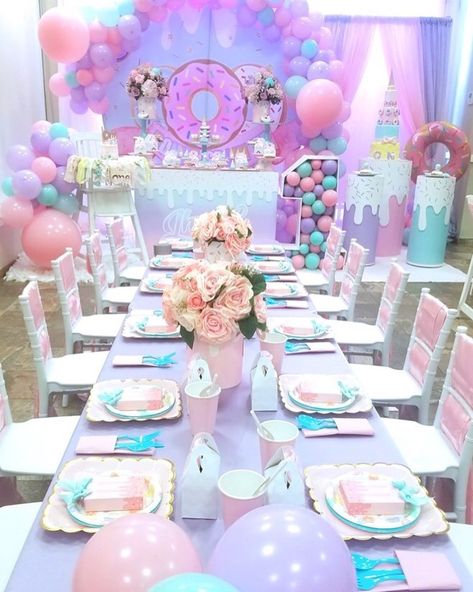 Donut Birthday Table Set Up, Two Sweet Birthday Party Table Decor, Sweet One Table Decorations, Two Sweet Table Decor, Donut Party Ideas Decorations, Sweet One Table Decor, Donut Themed Birthday Party, Birthday Party Table Decorations, 2nd Birthday Party For Girl