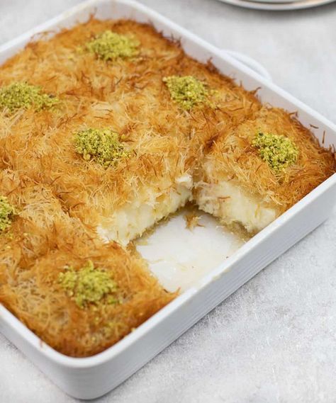 Easy Kunafa Recipe, Knafeh Recipe, Armenian Dessert, Kunafa Recipe, Egyptian Desserts, Lebanese Desserts, Arabic Desserts, Arabic Dessert, حلويات عربية