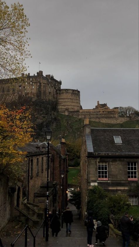 Pretty Places In Scotland, Travel Scotland Aesthetic, Edinburg Scotland Aesthetic, Autumn Europe Aesthetic, Fall Uk Aesthetic, Edinborough Aesthetic, Scotland Life Aesthetic, Fall Travel Aesthetic, Life In Edinburgh