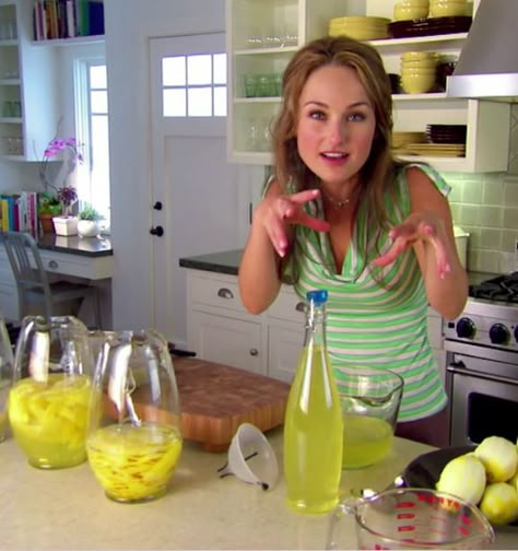 Italian Limoncello Recipe, Homemade Liqueur Recipes, Giada De Laurentiis Recipes, Limoncello Recipe, Homemade Limoncello, Everyday Italian, Homemade Liquor, Liquor Recipes, Lemon Bar