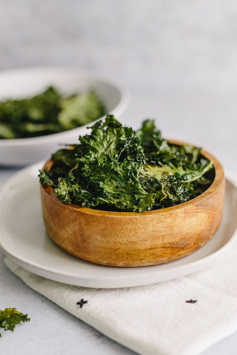 Sea Salt Kale Chips - Food Banjo Energy Bars Healthy, Crunchy Kale, Kale Crisps, Kale Chips Baked, Healthy High Protein Snacks, What Is Healthy Food, Yummy Vegetable Recipes, Kale Chip Recipes, Healthy Bedtime Snacks