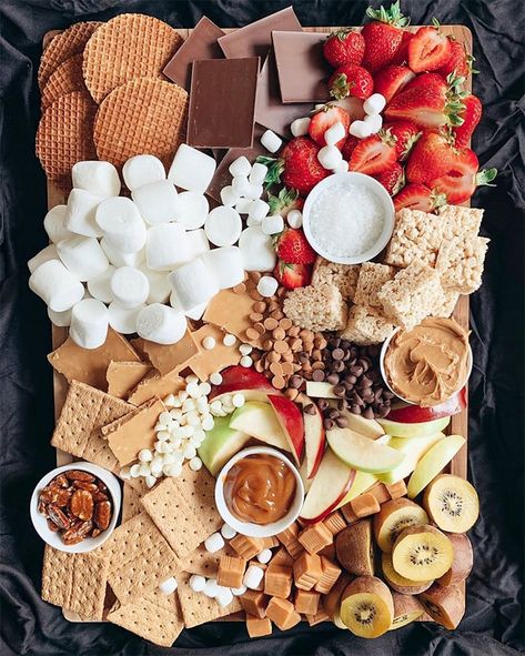 Yummy Easy Dinners To Make, Bring Your Own Board Party, Smores Charcuterie, Smores Charcuterie Board, Bring Your Own Board, S'mores Tray, Charcuterie Party, Charcuterie Ideas, Smores Dessert