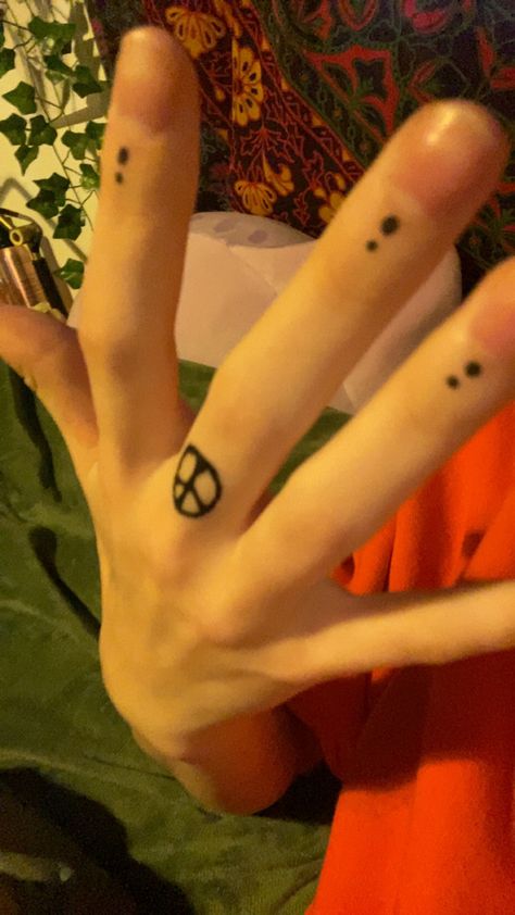 Simple Hippy Tattoos, Emo Henna Designs, Grunge Henna Designs, Hippy Henna, Henna Tattoo Aesthetic, Funny Henna, Cute Henna Ideas, Henna Tattoo Designs Easy, Hippie Henna Designs