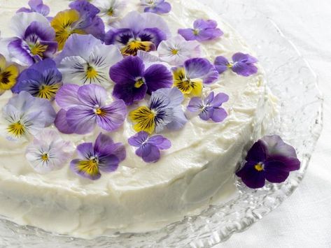 Edible Flowers: Flowers for Food and Healing | The Old Farmer's Almanac Fried Squash Blossoms, Christmas Desserts Cakes, Buckwheat Cake, Fresh Dishes, Vegetable Platter, Swiss Meringue Buttercream, Gin Tonic, Gazpacho, Edible Flowers