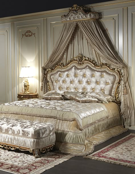 The classic double bed Baroque comes from the great experience of craftsmanship of the carving and is the protagonist of a classic bedroom , elegant and exclusive, rich of carvings and inlays Classic Bedroom Design, Fancy Bedroom, Royal Bedroom, Luxury Bedrooms, Luxury Bedroom Design, Dekorasi Kamar Tidur, Classic Bedroom, Couple Bedroom, Country Bedroom