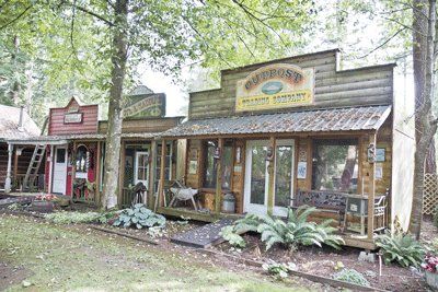 Old Western Town Store Fronts, Playhouse Exterior, Western Buildings, Western Village, Old West Decor, Guatemalan Food, Rustic Country Homes, Boom Town, Cowboy Town