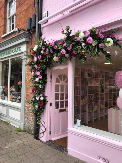 Artificial Flower Decor, Natural Cafe, Wild Flower Arrangements, Cafe Designs, Pink Store, Artificial Flowers Decor, Flower Shop Design, Front Shop, Floral Installation