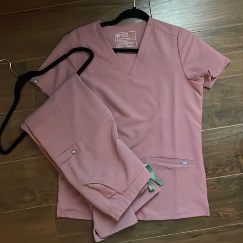 New Never Worn Light Pink Scrubs, Nursing Baddie, Scrubs Aesthetic Medical, Figs Scrubs Aesthetic, Pink Scrubs Aesthetic, Pink Nurse Aesthetic, Fig Scrubs, Scrubs Uniform Cute, Scrubs Aesthetic