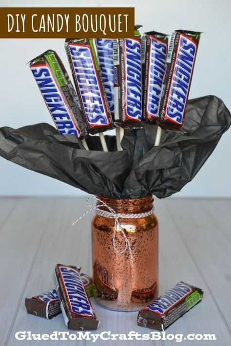 DIY SNICKERS Candy Bouquet Idea w/free card printable Snickers Bouquet, Flower Fundraiser, Snicker Candy, Diy Clothes Hanger Storage, Diy Candy Bouquet, Candy Bar Gifts, Bouquet Craft, Snickers Candy Bar, Snickers Candy