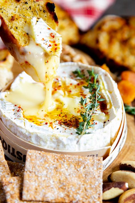 Baked Cheese Dip, Baked Camembert Recipe, Melted Cheese Dip, Camembert Recipes, Homemade Potato Chips, Cheese Recipes Appetizers, Baked Camembert, Easy Cheese Recipes, Brie Recipes