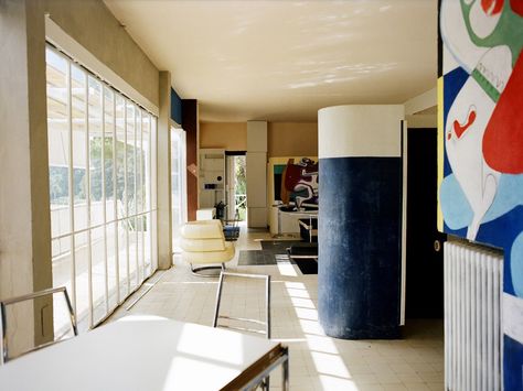 Eileen Gray, E1027 Eileen Gray E1027, Le Corbusier Architecture, Eileen Gray, Sala Grande, Walter Gropius, Grey Houses, Custom Made Furniture, Living Design, Door Design