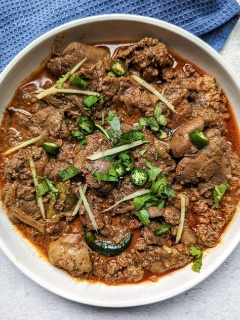 A close up of chicken kaleji topped with ginger, cilantro, and green chilies. Kaleji Fry, Kaleji Recipe, Bhuna Gosht Recipe, Ghee Recipe, Gosht Recipe, Fall Favorites Recipes, How To Cook Liver, Full Fat Yogurt, Hearty Casseroles