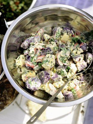 Potato salads are so gorgeous and this one is extra special; it's made from a mixture of new and purple potatoes with peppery radishes and crème fraîche Purple Potato Salad, Purple Potato Recipes, Salad Vegetables, Easy Potato Salad, Popular Side Dishes, Creamy Potato Salad, Purple Potatoes, Vegetables Recipes, Jamie Oliver Recipes