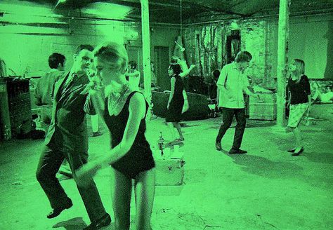 1960s - Andy Warhol at Factory + EDIE SEDGWICK - NYC Andy Warhol Factory, Warhol Factory, Edie Sedgwick, Warhol Art, Paint Photography, Celebrity Culture, Brooklyn Baby, Found Art, The Factory