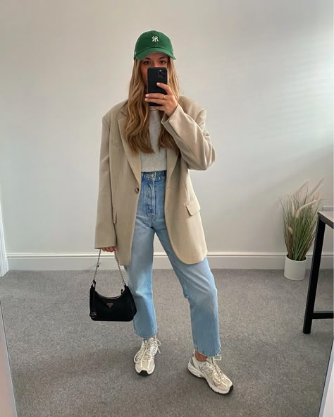 New Era Hat Outfit, 1st Date Outfit Casual, Ny Cap Outfit, Cap Women Outfit, New Era Outfit, Cap Outfits For Women, Basic Ootd, 00s Mode, Fit Aesthetic