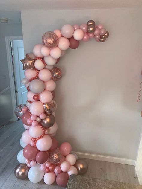 1st Birthday Girl Decorations, 1st Birthday Cakes, Egg Dye, Easter Egg Dye, 1st Birthday Girl, Balloon Ideas, Balloon Decor, Welcome Baby, 1st Birthday Girls