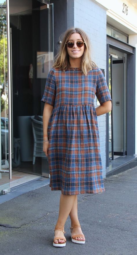 My daughter Gabby fell head over heels for this dress when she spied it on our ‘Checks’ Pinterest board. And then THIS gorgeous Italian crinkle linen arrived – Ottavio Crinkle – and her pattern/fabric stars aligned to create this gorgeous... Easy Sew Dress, Linen Dress Pattern, Trendy Sewing, Dress Tutorials, Gathered Dress, Dress Sewing Patterns, Plaid Dress, Sewing Clothes, Top Pattern