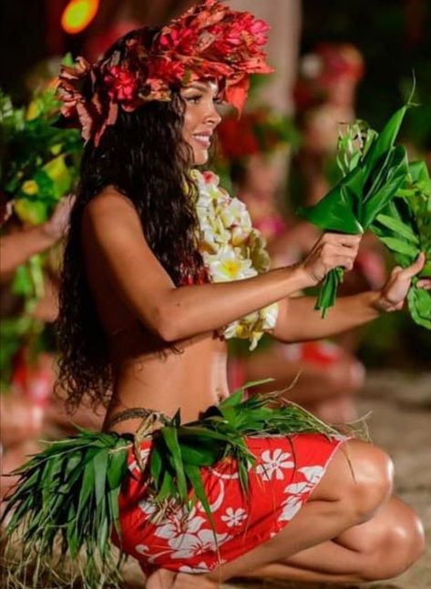 Hawaiian Culture Outfit, Polynesian Outfits For Women, Samoan Aesthetic, Hawaiian Aesthetic Outfit, Hawaiian Photoshoot, Polynesian Aesthetic, Hawaiian Girl Aesthetic, Samoan Women, Highschool Au