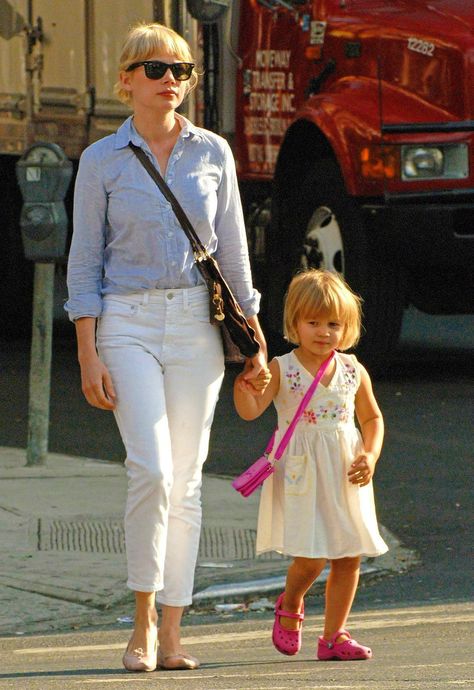 Michelle Williams dresses so perfectly - and how cute is her Matilda? Michelle Williams Pixie, Michelle Williams Style, Michele Williams, Rome Outfits, Gamine Style, White Jeans Outfit, Nude Flats, Michelle Williams, Chambray Shirt