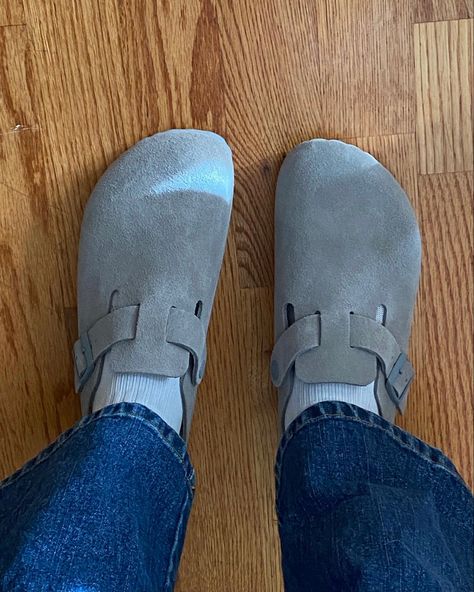 Gray Birkenstock Clogs, Birkenstock Clog, Birkenstock Clogs, Shoe Wishlist, Chill Outfits, Birkenstock Boston Clog, Trendy Shoes, Sock Shoes, Fitness Inspo