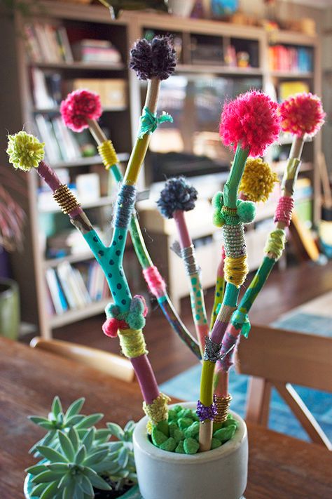 Branch Diy Decor, Art With Sticks Tree Branches, Talking Sticks For Kids, Stick Art Branches, Painted Sticks Decor, Diy Branch Decor, Easy Diy Arts And Crafts, Branch Crafts, Painting Branches