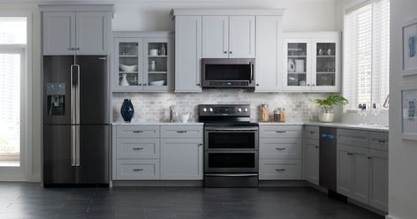 Black Stainless Steel Appliances - Reviews (Pros and Cons) Kitchen Credenza, Black Stainless Steel Appliances, Classic Kitchen, Kitchen Trends, Grey Kitchen, Stainless Steel Appliances, Black Kitchens, Kitchen Layout, Black Stainless Steel