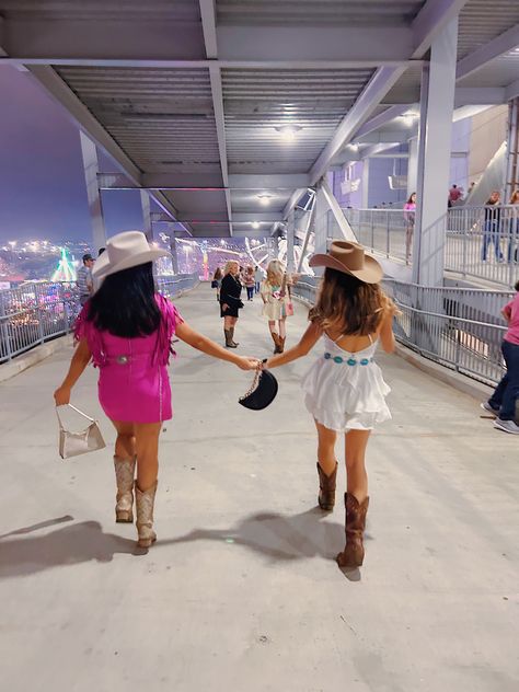 Houston Rodeo Picture Ideas, Houston Texas Rodeo Outfits, Rodeo Instagram Pictures, Rodeo Pictures Ideas, Country Concert Photo Ideas, Country Concert Picture Ideas, Country Concert Pics, Festival Photo Ideas, Rodeo Carnival