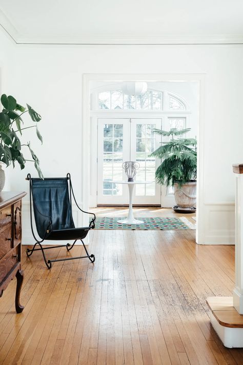 This Colonial Revival in New Jersey Has Eclectic English-Cottage Vibes | Architectural Digest Eero Saarinen Tulip Table, Small Modern Cabin, Saarinen Tulip Table, Old Wooden Chairs, Colonial Cottage, Cottage Vibes, Modern Colonial, Old Stone Houses, Cottage Aesthetic